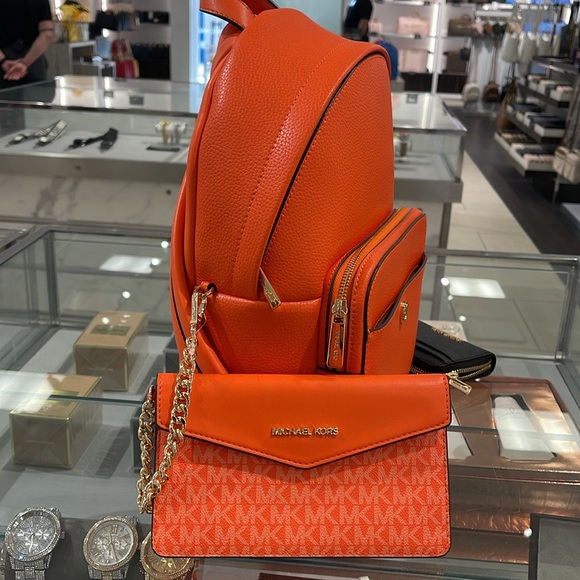 MICHAEL KORS
Maisie Medium Pebbled Leather 2-in-1 Backpack
Poppy
NWT - Picture 12 of 16